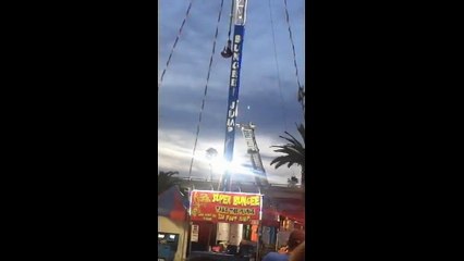 Etats-Unis : un homme bloqué la tête en bas dans un parc d'attractions