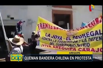 Arequipa: en protesta de agricultores queman bandera chilena