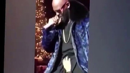 Une spectatrice attrape le paquet de R KELLY en plein concert