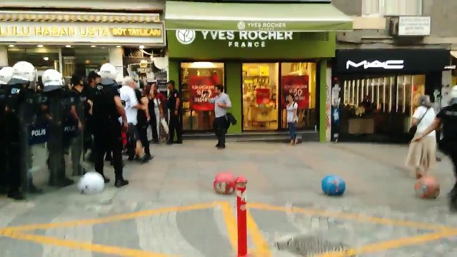 Nuriye ve Semih için Kadıköy'de yapılan eyleme polis saldırısı: 35 gözaltı