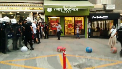 Nuriye ve Semih için Kadıköy'de yapılan eyleme polis saldırısı: 35 gözaltı