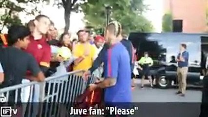 نجم روما يفاجئ مشجع ليوفنتس برد فعله