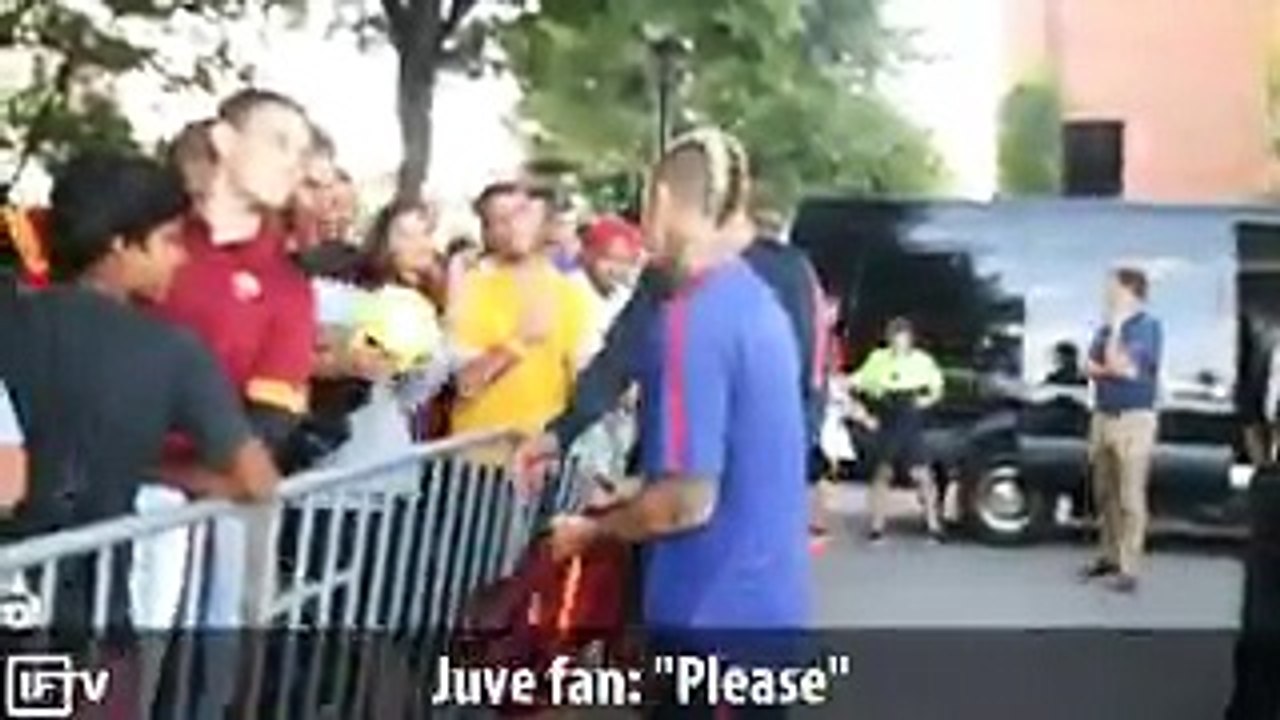نجم روما يفاجئ مشجع ليوفنتس برد فعله