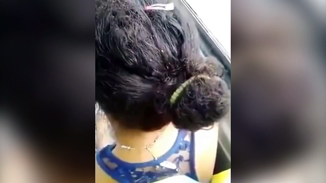 Un homme aperçoit une femme au cheveux remplis de poux,au.lieu de s'en éloigner,il se met à la filmer.Yeuuuuch les poux!!!!