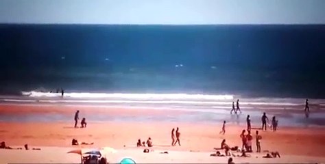 Vídeo capta avião que aterrou na praia de São João da Caparica