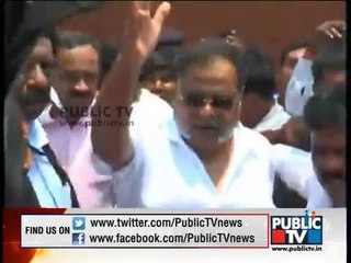 Ambareesh arrives in Bangalore airport after treatment ನಟ ಅಂಬರೀಷ್ ಬೆಂಗಳೂರಿಗೆ ವಾಪಸ್