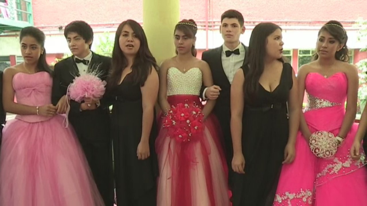 Con vestidos y chambelanes, jóvenes quinceañeras olvidan su cáncer por un día