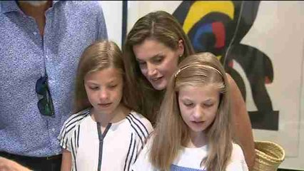 Los Reyes introducen a sus hijas en el universo de Miró y Picasso en Mallorca