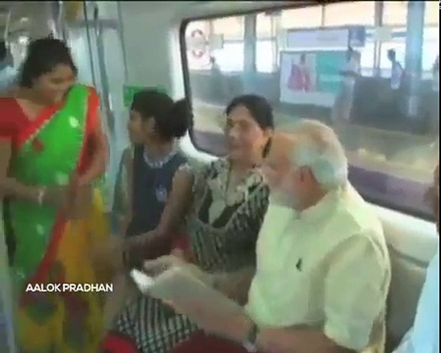 Narendra modi in Delhi metro - how its simplicity and humbleness |  नरेंद्र मोदी