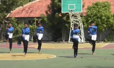 Peserta Asian Youth Day Belajar Pencak Silat