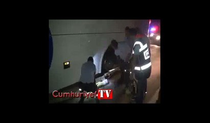 Demir bariyerden kopan 25 metrelik parça yolcu otobüsünün altına girdi