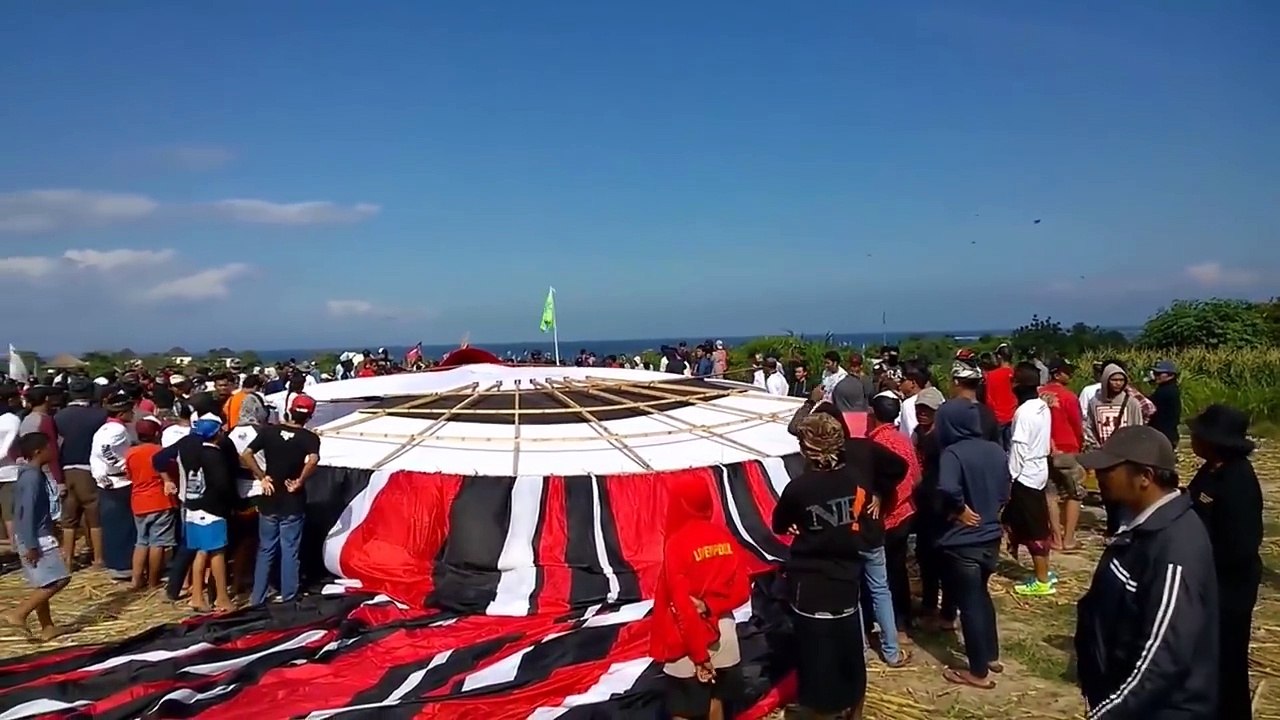 Nagaraja Dangin Peken Rekor Muri Indonesia Layangan Janggan Terbesar dan Terpanjang 250 me