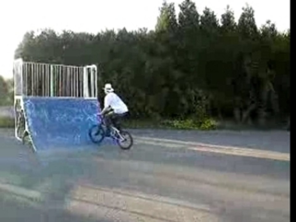 Moi en delire en bmx filmé par hervé ac son phone