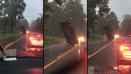Une voiture plantée au milieu de la route