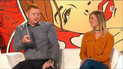 Tel un gentleman, un homme avoue qu'il ne pouvait pas voir sa compagne à leur rencontre - Regardez