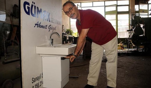 Bel fıtığı yüzünden yükseklik ayarlı lavabo icat etti