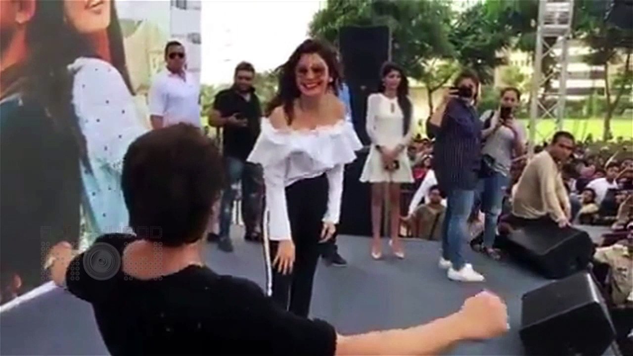 Shah Rukh Khan And Anushka Sharma ROMANTIC DANCE To Hawayein