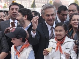 Mancera parte la rosca de reyes y queda a deber los tamales para el Día de la Candelaria