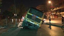 Maltepe'de Asfaltlama Çalışması Yapan Kamyon Çöken Yola Düştü