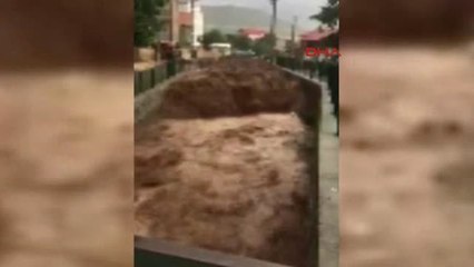 Isparta'da Dolu ve Yağmur Sele Neden Oldu