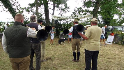 Les sonneurs de trompes animent la fête de la nature, du cheval, du chien et de la chasse à Bresse-sur-Grosne