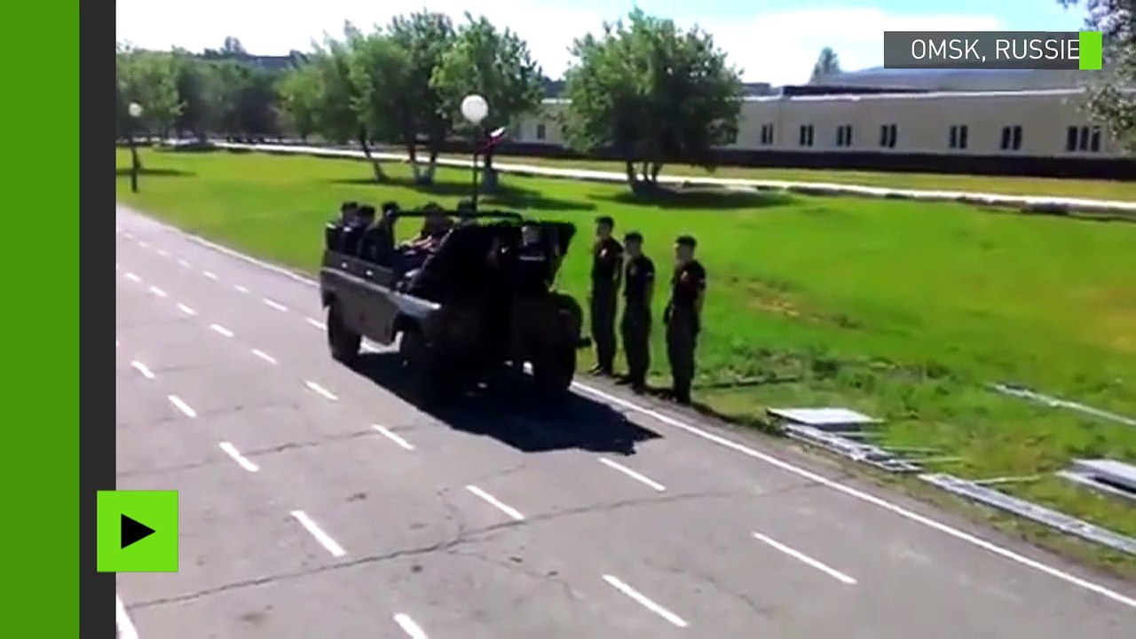 Des cadets russes démontent et assemblent un véhicule tout-terrain en 3 minutes et demi