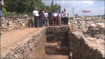 Mersin'de Yol Çalışmasında Antik Mezarlar Bulundu