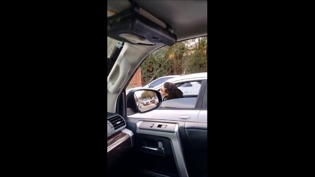 Cette femme s'énerve contre tous les conducteurs autour d'elle !