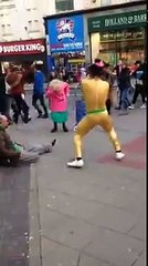 Cette grand-mère danse dans la rue comme une pro !
