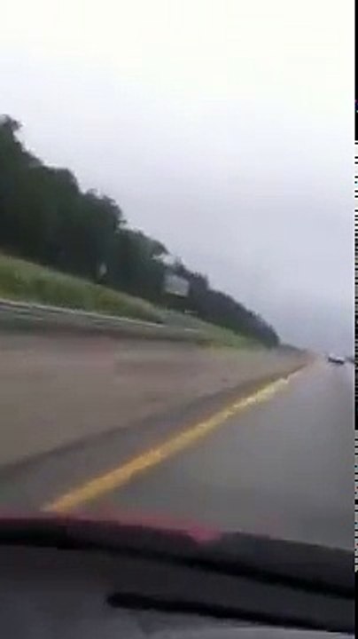 Il rappe comme Eminem pendant qu'il conduit.. Tranquille !