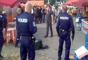 Ce marchand Estonien défie 4 policiers comme un Samurai !!