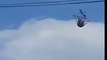 Ce fou vole dans un hamac tracté par un drone géant au dessus de la route !