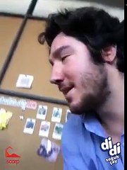 Yanındakine Soğuk Espri Yap