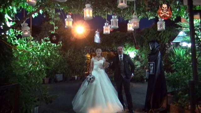 Kelepçe ile düğün salonuna girdiler...