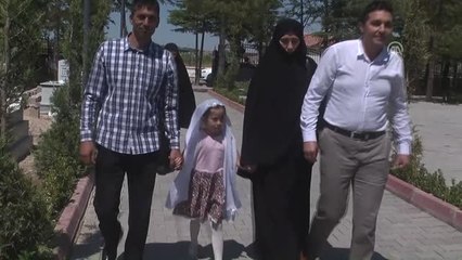 Minik Amine'den Halisdemir'in Kabrinde "Ben Türkiye'yim" Şiiri