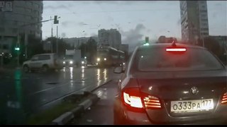 Carro fantasma aparece do nada em rua na Russia
