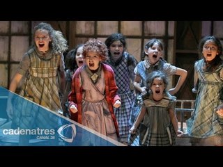 Elenco de Anita la huerfanita catan frente a las cámaras