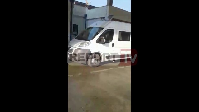 Report TV - Fluks pushuesish nga Qafë-Bota, radhë të gjata automjetesh/Video