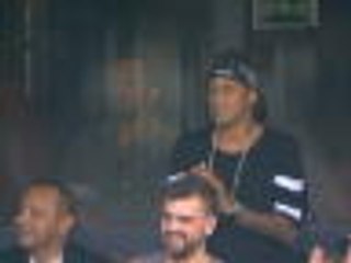 Télécharger la video: Football: Cavani scores PSG opener with Neymar watching on