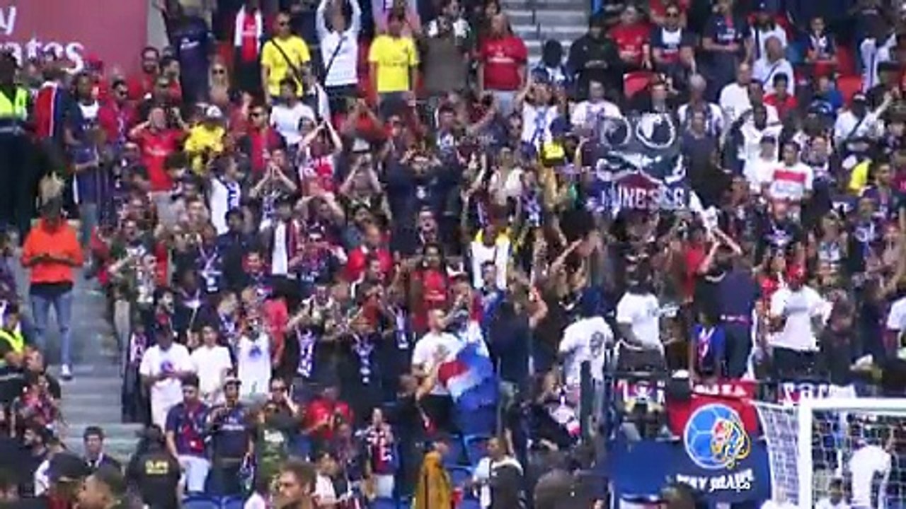 شاهد- استقبال حافل لنيمار من جماهير باريس سان جيرمان