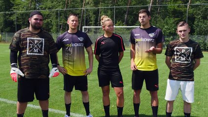 freekickerz vs PRO FEMALE PLAYER - Penalty Football Challenge