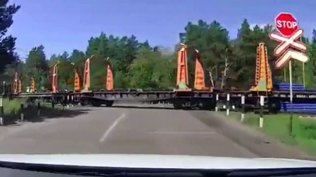 Ce conducteur a voulu traverser un passage à niveau un peu trop vite