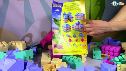 Строим Домик из Огромного Конструктора Игрушки для детей