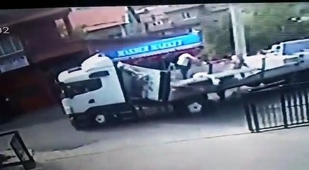 22 ton mermer altında kaldı. Güvenlik kamerası görüntüleri.