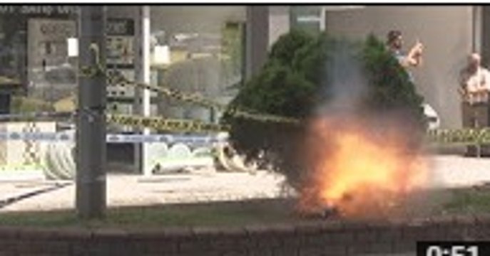 Belediye önünde bomba patladı