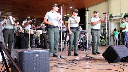 Colombia : la policía también vive la salsa