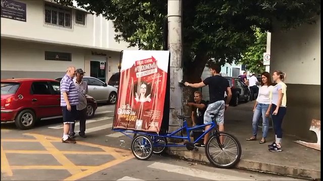 Prefeito de Colatina aproveita dia de folga para pintar postes