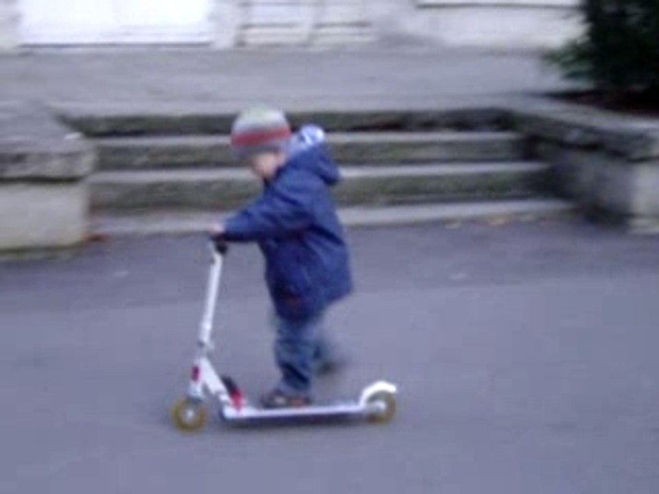 Maxence fait de la trottinette