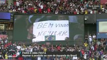 Torcedores do PSG lotam estádio para recepcionar Neymar