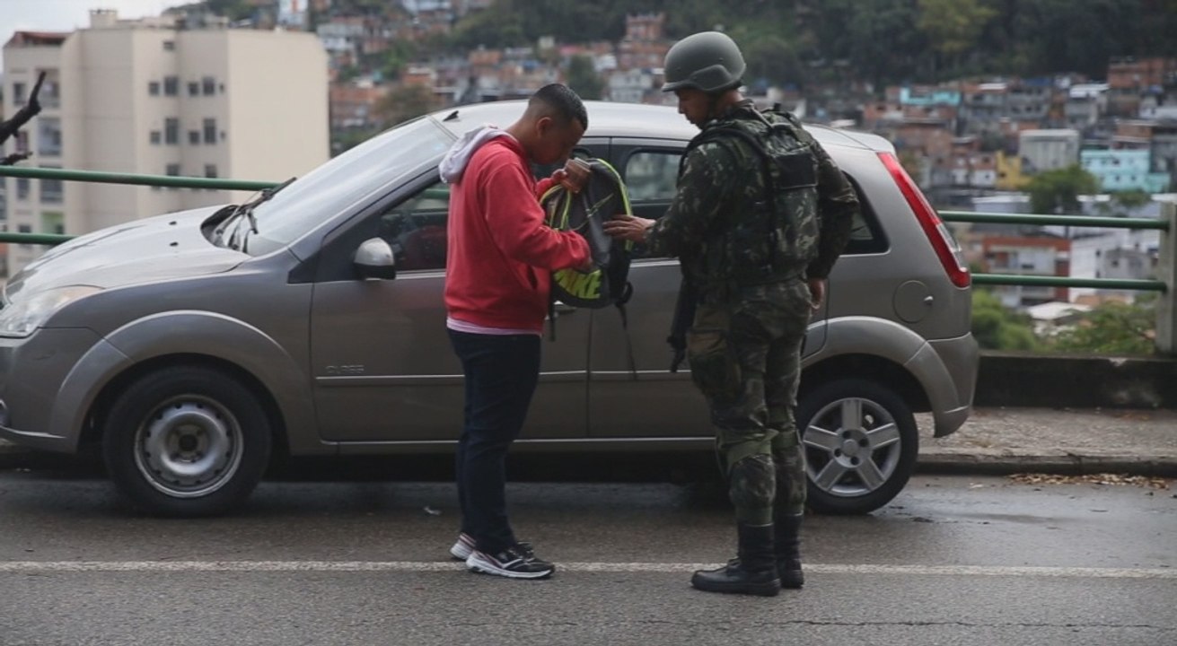 Impresionante despliegue militar en las favelas de Río de Janeiro deja dos muertos